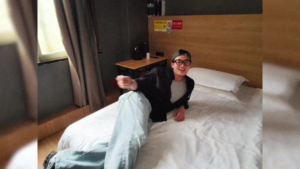 試真D｜周嘉洛一人挑戰平價日租「照騙酒店」！評分低至3字頭！嚴重貨不對辦