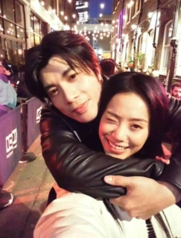 36歲人氣男神突然高調認愛圈中女歌手！無預警公開戀情晒親暱抱抱合照放閃