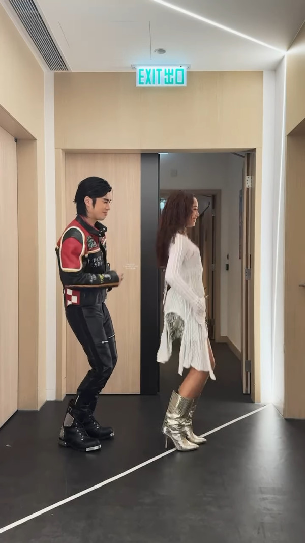 36歲人氣男神突然高調認愛圈中女歌手！無預警公開戀情晒親暱抱抱合照放閃