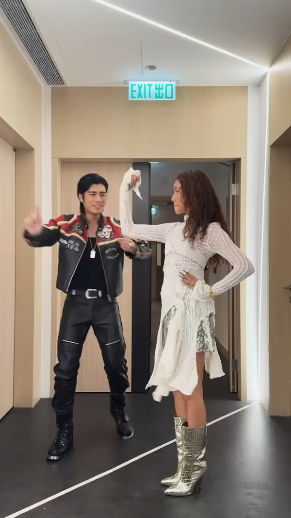 36歲人氣男神突然高調認愛圈中女歌手！無預警公開戀情晒親暱抱抱合照放閃