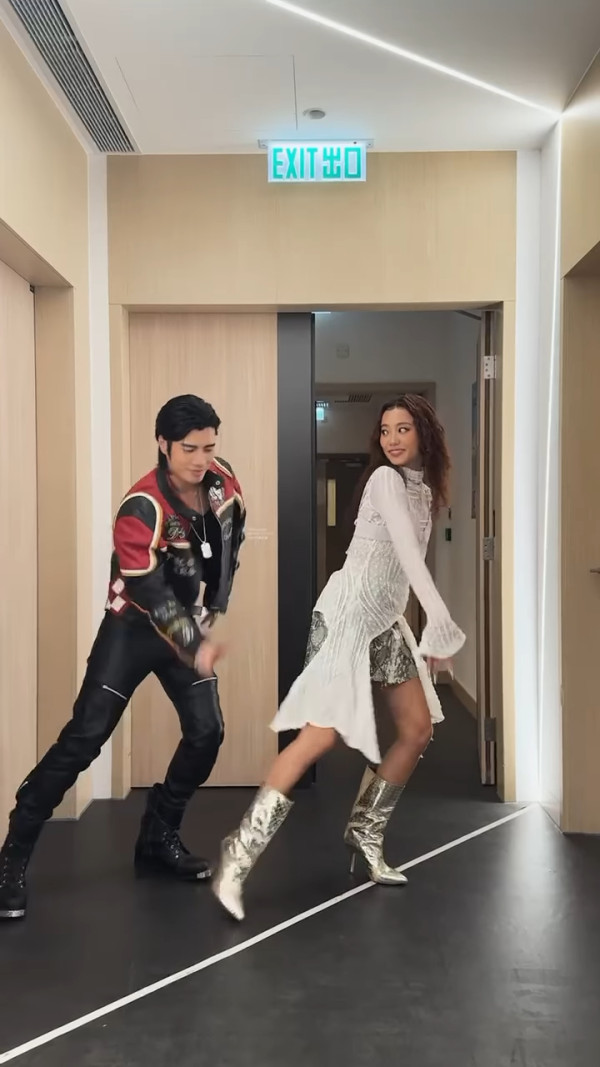 36歲人氣男神突然高調認愛圈中女歌手！無預警公開戀情晒親暱抱抱合照放閃