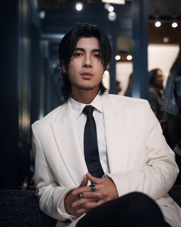 陳凱詠周殷廷親密照官宣戀情惹熱議！再晒甜蜜合照終極親揭真實關係