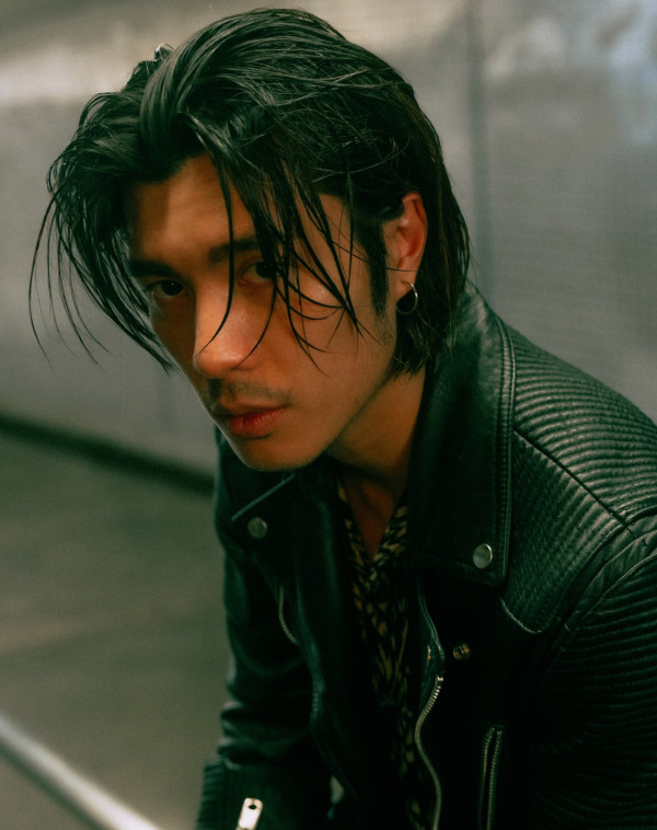 36歲人氣男神突然高調認愛圈中女歌手！無預警公開戀情晒親暱抱抱合照放閃