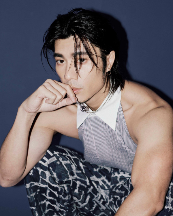 36歲人氣男神突然高調認愛圈中女歌手！無預警公開戀情晒親暱抱抱合照放閃