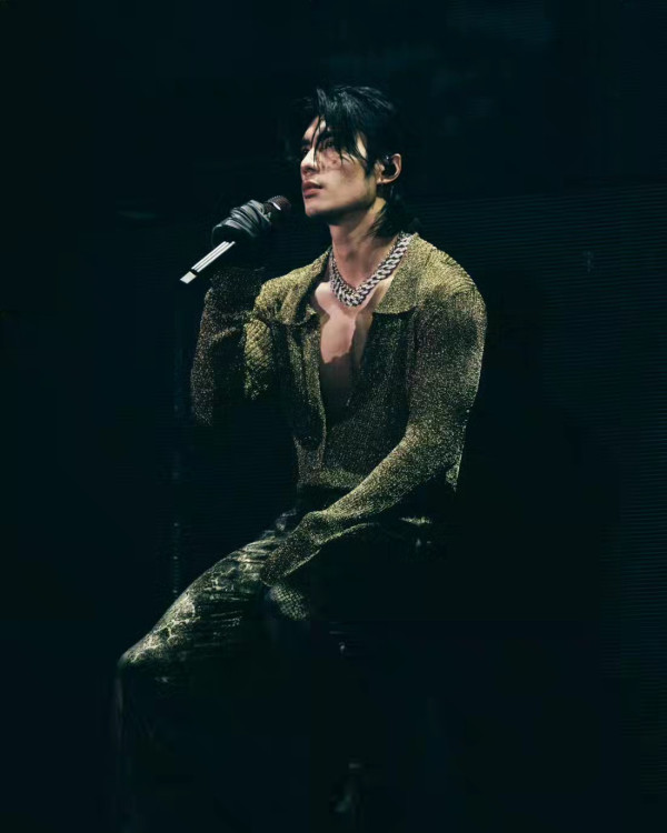 36歲人氣男神突然高調認愛圈中女歌手！無預警公開戀情晒親暱抱抱合照放閃