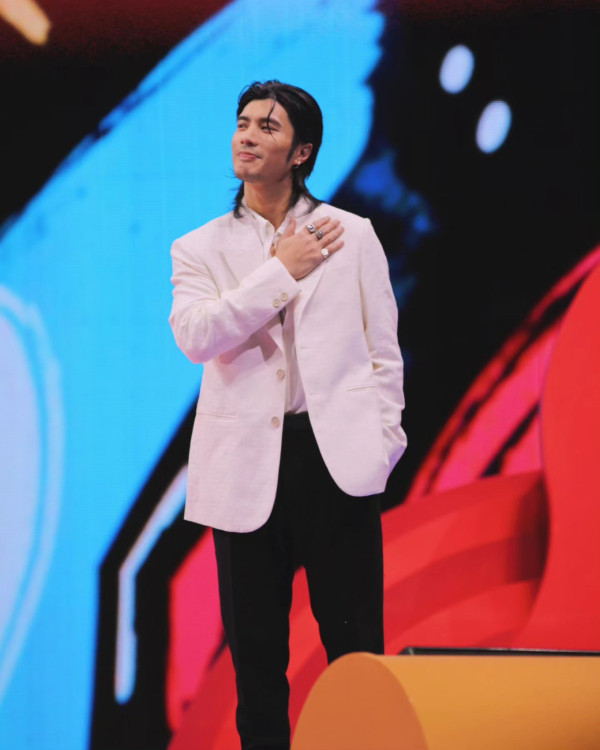 36歲人氣男神突然高調認愛圈中女歌手！無預警公開戀情晒親暱抱抱合照放閃