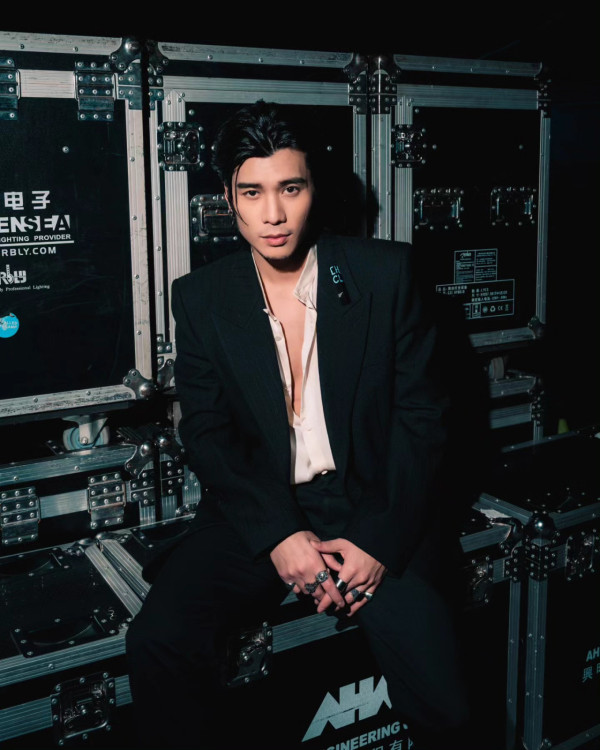 36歲人氣男神突然高調認愛圈中女歌手！無預警公開戀情晒親暱抱抱合照放閃