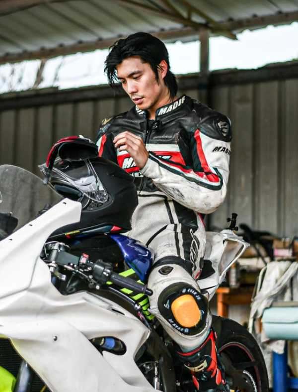 36歲人氣男神突然高調認愛圈中女歌手！無預警公開戀情晒親暱抱抱合照放閃