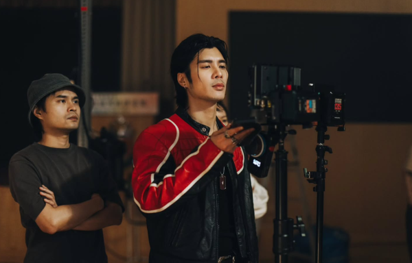 36歲人氣男神突然高調認愛圈中女歌手！無預警公開戀情晒親暱抱抱合照放閃