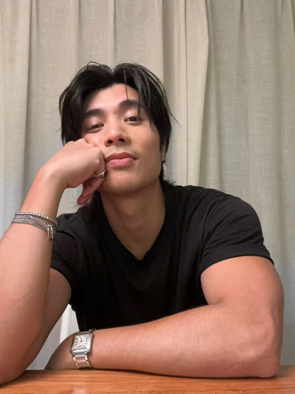 36歲人氣男神突然高調認愛圈中女歌手！無預警公開戀情晒親暱抱抱合照放閃