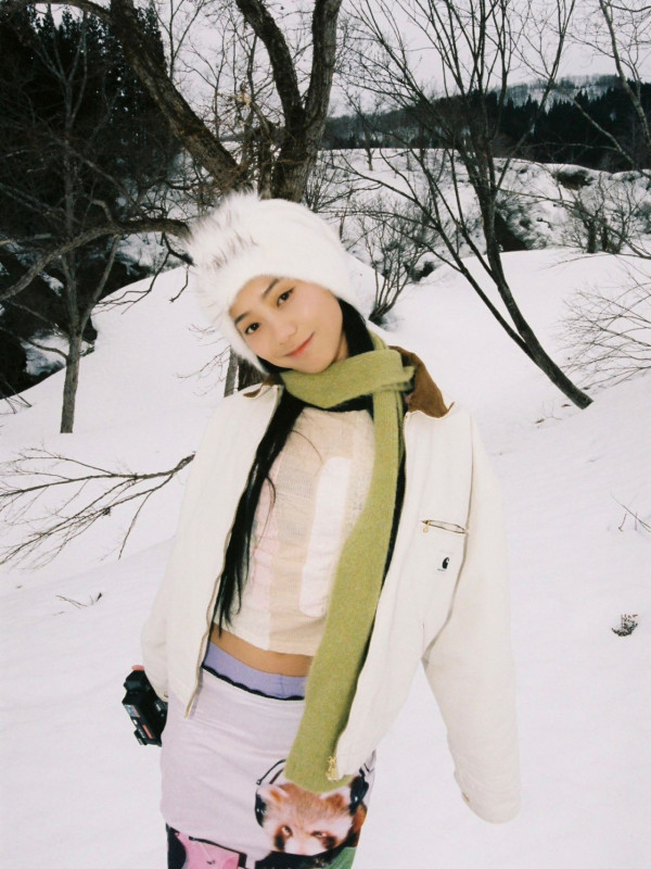 36歲人氣男神突然高調認愛圈中女歌手！無預警公開戀情晒親暱抱抱合照放閃