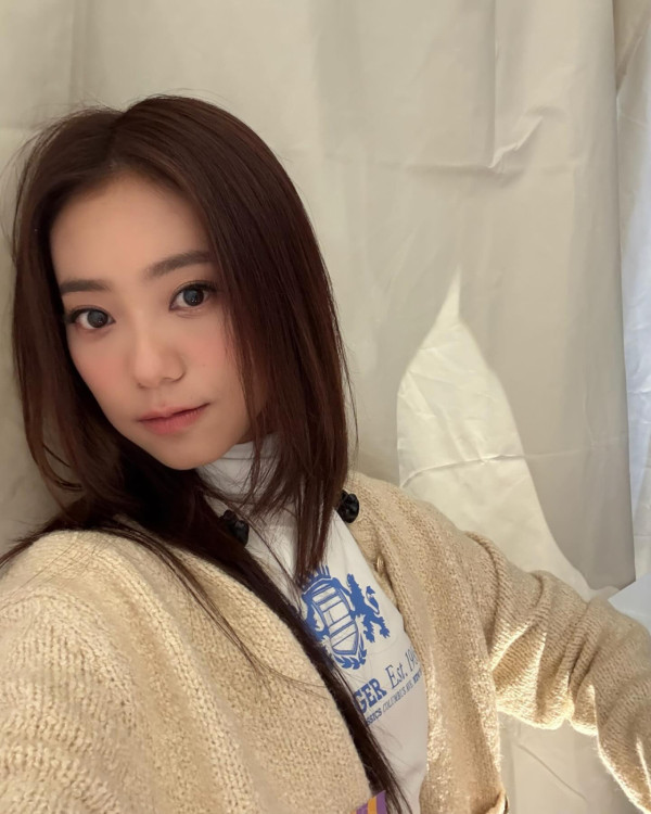 36歲人氣男神突然高調認愛圈中女歌手！無預警公開戀情晒親暱抱抱合照放閃