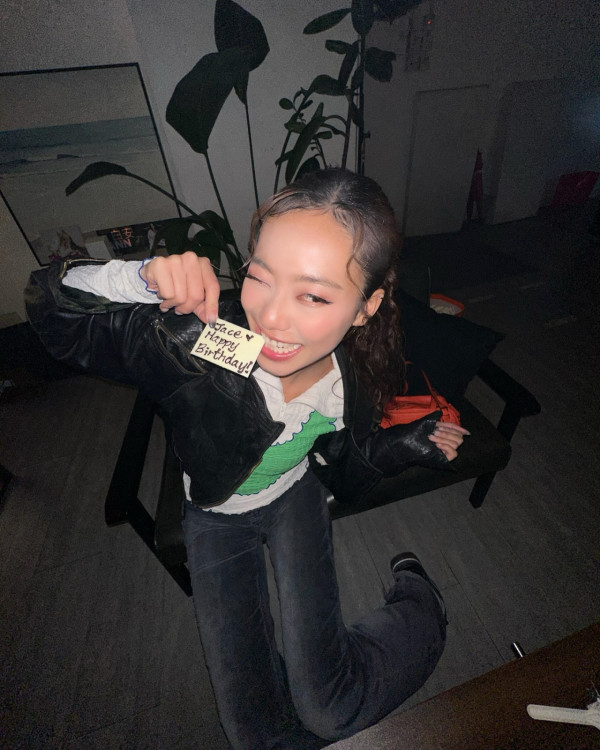 36歲人氣男神突然高調認愛圈中女歌手！無預警公開戀情晒親暱抱抱合照放閃