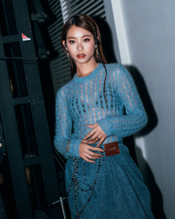 36歲人氣男神突然高調認愛圈中女歌手！無預警公開戀情晒親暱抱抱合照放閃