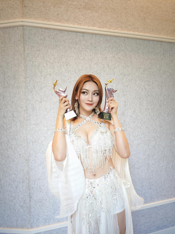 關嘉敏谷胸出戰肚皮舞比賽連奪兩冠 白滑美胸自然抖動逼到爆令人噴鼻血