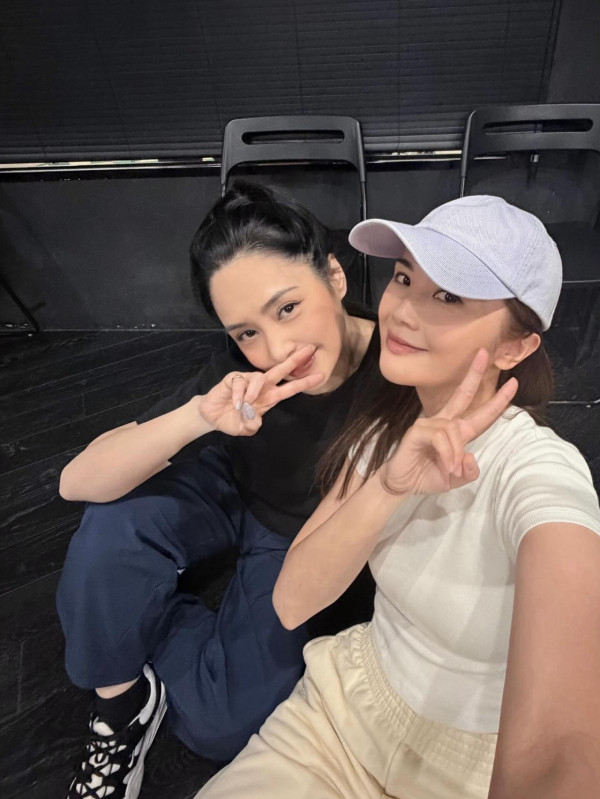 Twins排練演唱會終極素顏不保留！阿嬌皮膚狀態似18歲！阿Sa同框慘被比下去？