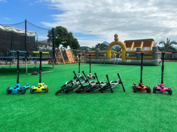入場費已包括場內多項遊樂設施，包括兒童嬉水池、充氣城堡、跳彈床、籃球架、單車等。圖片來源：Facebook@鴻運燒烤煌