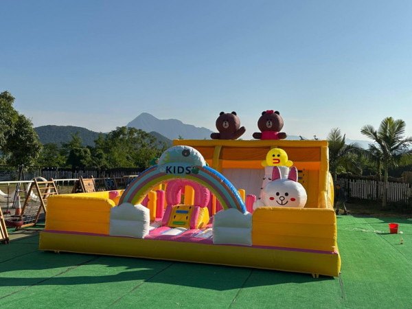 入場費已包括場內多項遊樂設施，包括兒童嬉水池、充氣城堡、跳彈床、籃球架、單車等。圖片來源：Facebook@鴻運燒烤煌