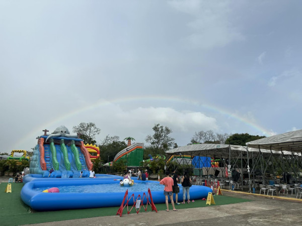 入場費已包括場內多項遊樂設施，包括兒童嬉水池、充氣城堡、跳彈床、籃球架、單車等。圖片來源：Facebook@鴻運燒烤煌