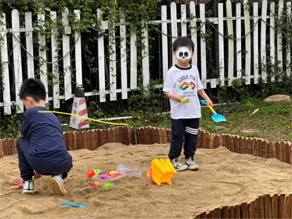 入場費已包括場內多項遊樂設施，包括兒童嬉水池、充氣城堡、跳彈床、籃球架、單車等。圖片來源：Facebook@鴻運燒烤煌