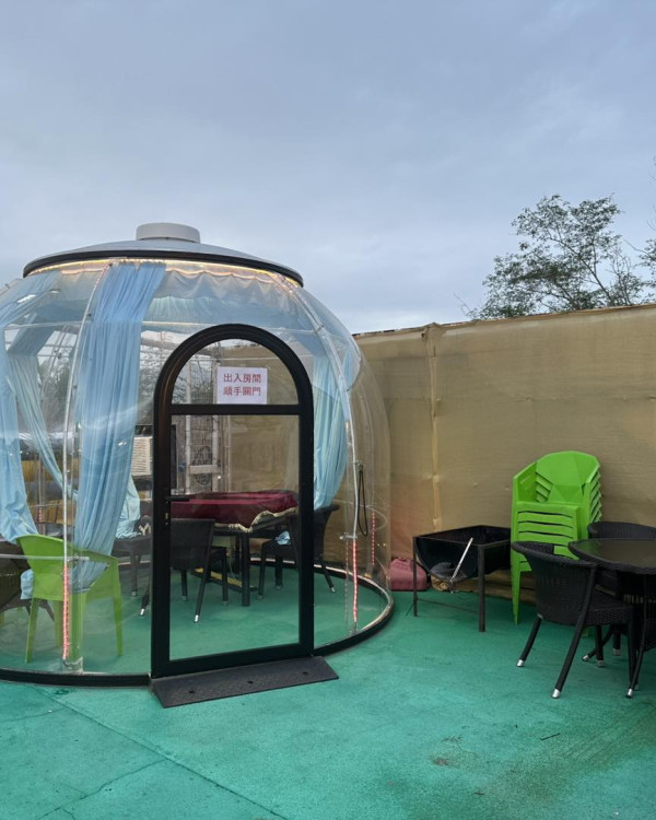 場地近年亦積極轉型，引入韓式燒烤枱、冷氣星空房及電動麻雀枱等設施。圖片來源：Facebook@鴻運燒烤煌