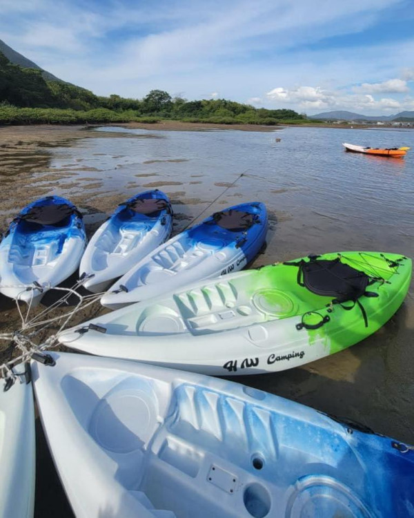 加上場地鄰近海邊，更提供獨木舟及直立板租借服務。圖片來源：Facebook@鴻運燒烤煌