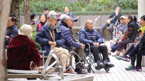 長者免費買手推輪椅 一筆過拎$2,000補貼。圖片來源：HKET圖庫/AI生成圖