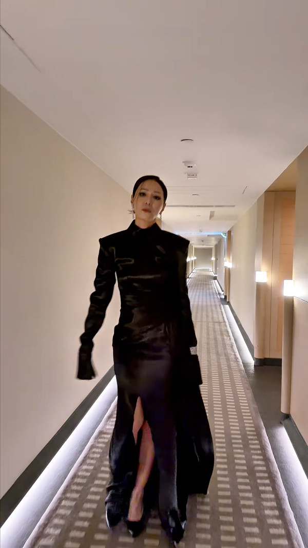 50歲滕麗名罕晒素顏真面目震撼網民！公開化妝過程曝光最真實狀態極誇張