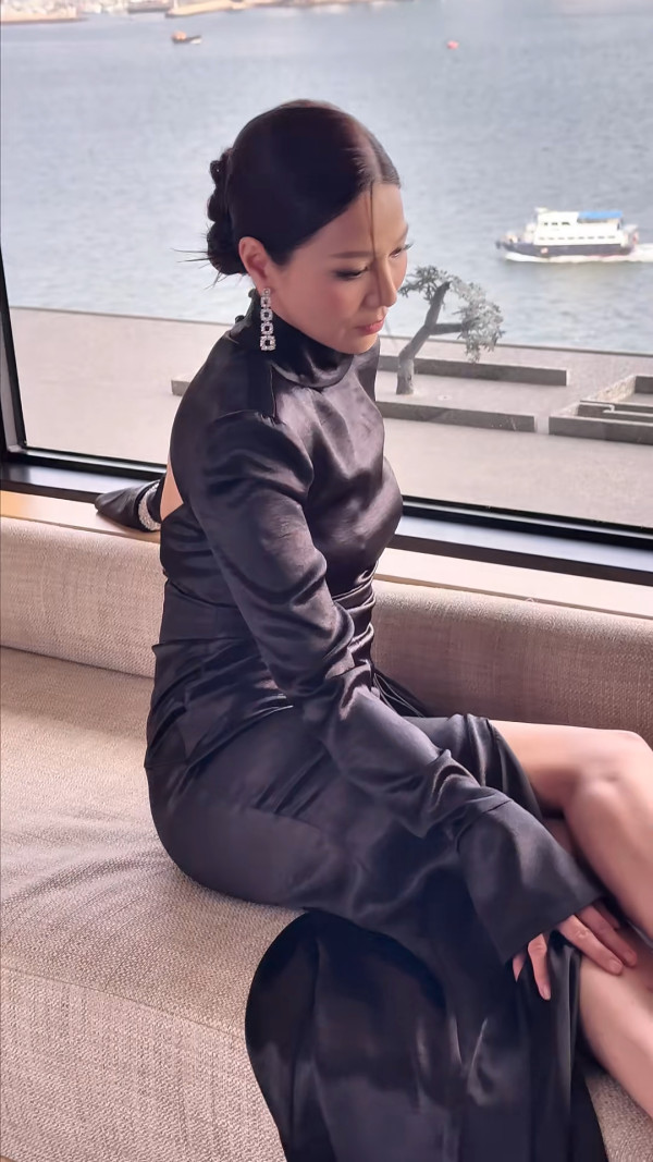 50歲滕麗名罕晒素顏真面目震撼網民！公開化妝過程曝光最真實狀態極誇張