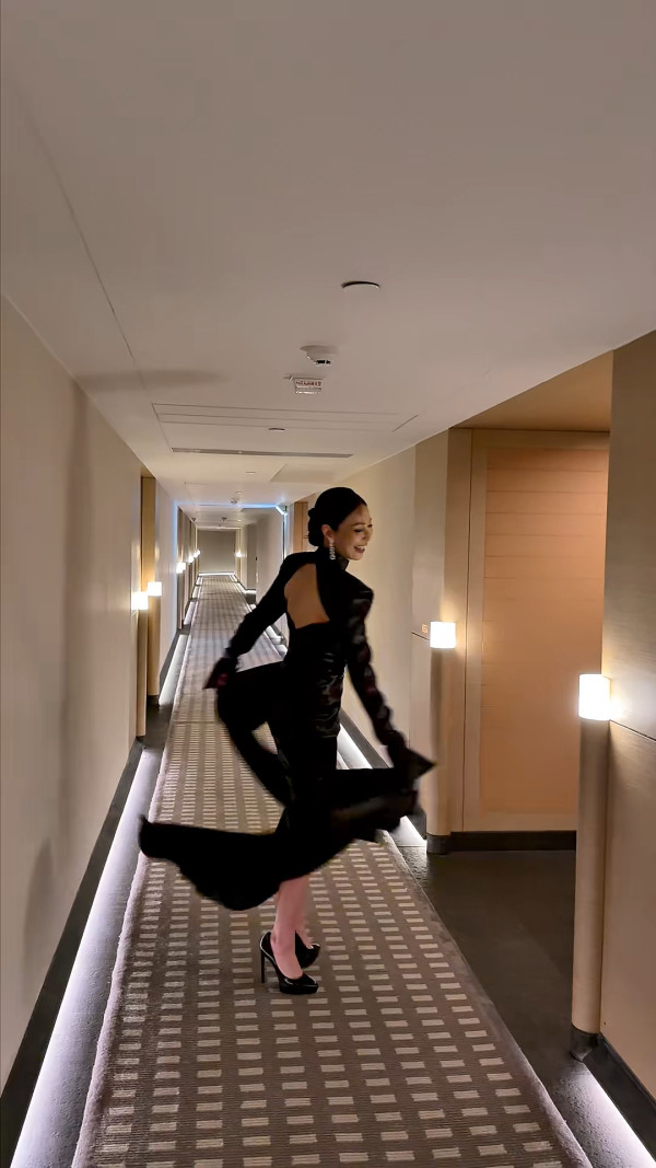 50歲滕麗名罕晒素顏真面目震撼網民！公開化妝過程曝光最真實狀態極誇張