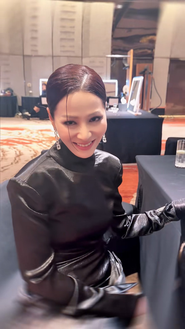 50歲滕麗名罕晒素顏真面目震撼網民！公開化妝過程曝光最真實狀態極誇張