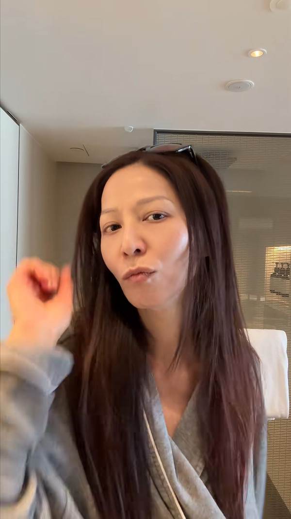 50歲滕麗名罕晒素顏真面目震撼網民！公開化妝過程曝光最真實狀態極誇張