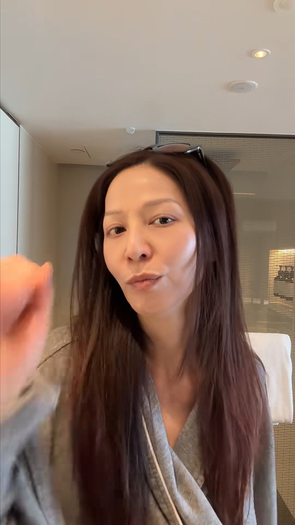 50歲滕麗名罕晒素顏真面目震撼網民！公開化妝過程曝光最真實狀態極誇張