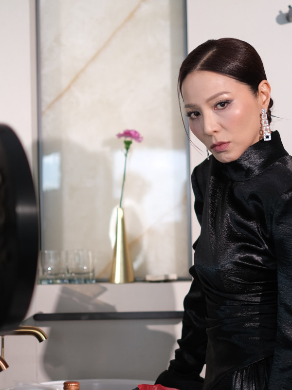 50歲滕麗名罕晒素顏真面目震撼網民！公開化妝過程曝光最真實狀態極誇張