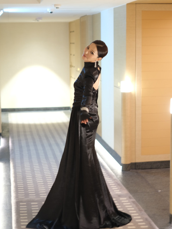 50歲滕麗名罕晒素顏真面目震撼網民！公開化妝過程曝光最真實狀態極誇張