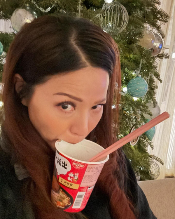 50歲滕麗名罕晒素顏真面目震撼網民！公開化妝過程曝光最真實狀態極誇張