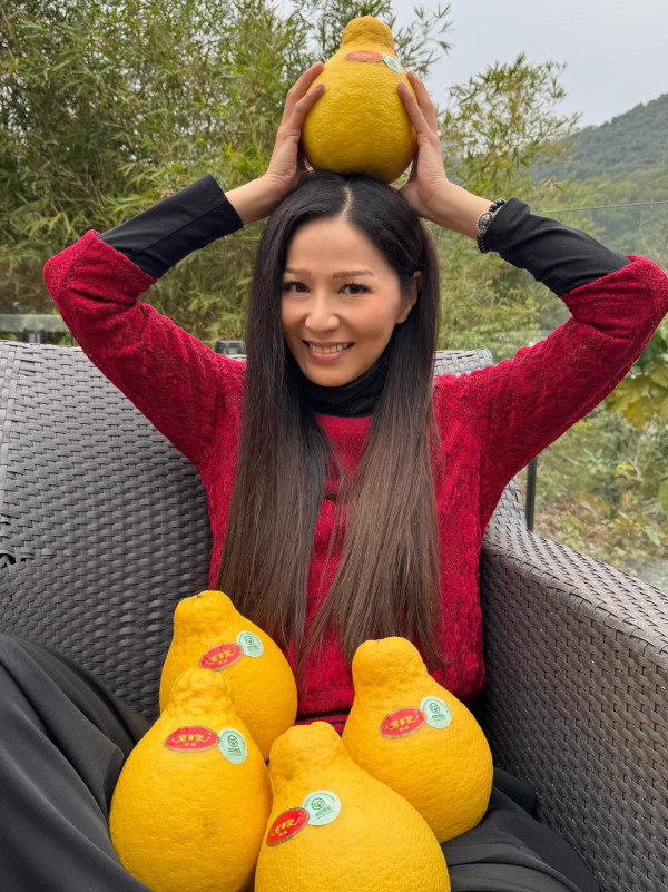 50歲滕麗名罕晒素顏真面目震撼網民！公開化妝過程曝光最真實狀態極誇張