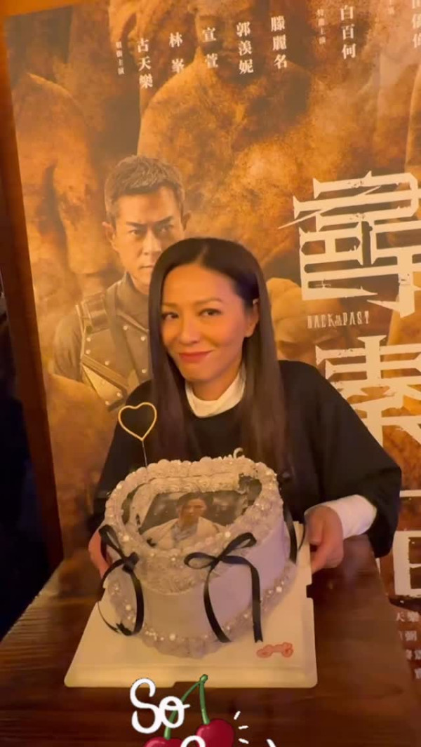 50歲滕麗名罕晒素顏真面目震撼網民！公開化妝過程曝光最真實狀態極誇張