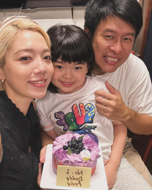 38歲索爆人妻IG拋震撼彈宣布離婚！無預警結束九年夫妻關係︰共同撫養女兒