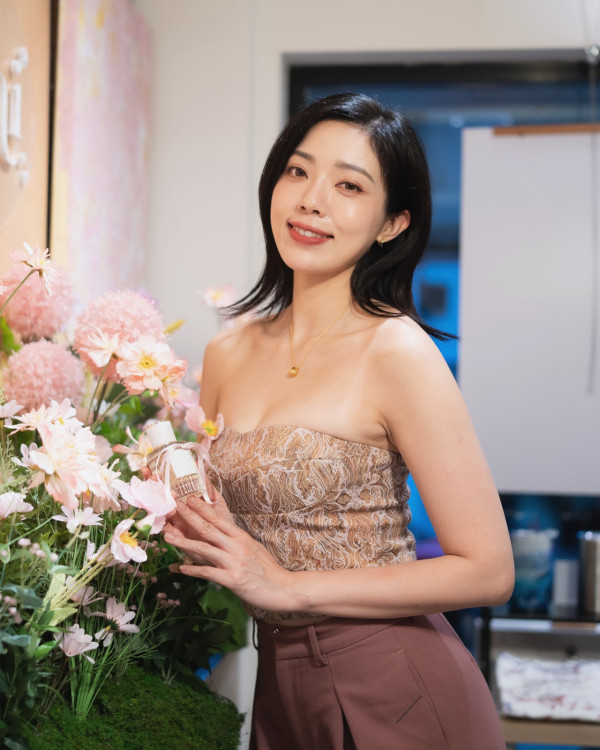 38歲索爆人妻IG拋震撼彈宣布離婚！無預警結束九年夫妻關係︰共同撫養女兒