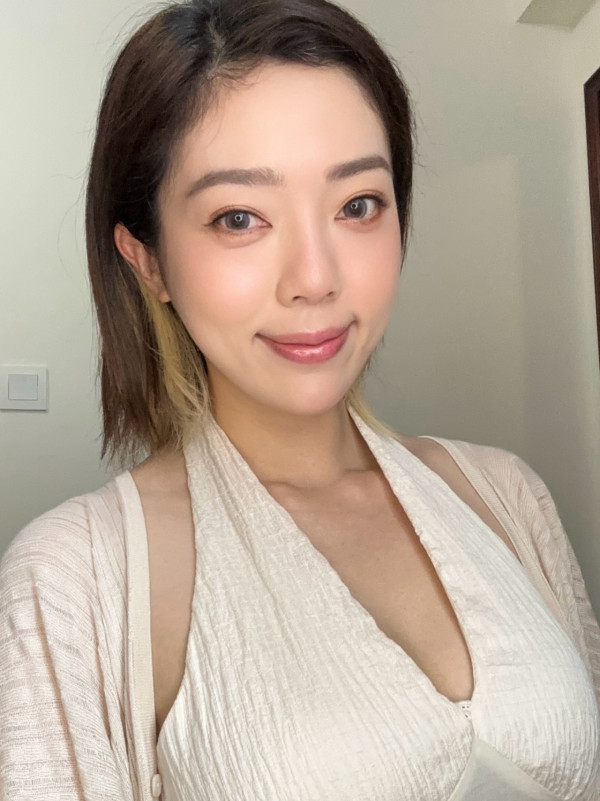 38歲索爆人妻IG拋震撼彈宣布離婚！無預警結束九年夫妻關係︰共同撫養女兒