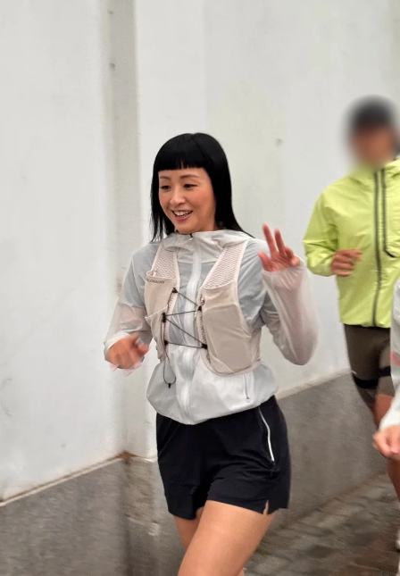 52歲時裝教母徐濠縈激罕露面曝近照！新髮型驚現少女感複製炎明熹瀏海