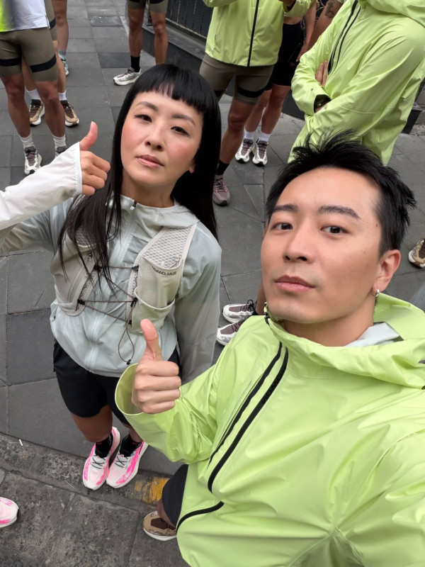 52歲時裝教母徐濠縈激罕露面曝近照！新髮型驚現少女感複製炎明熹瀏海