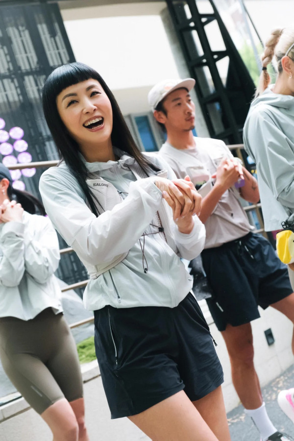 52歲時裝教母徐濠縈激罕露面曝近照！新髮型驚現少女感複製炎明熹瀏海