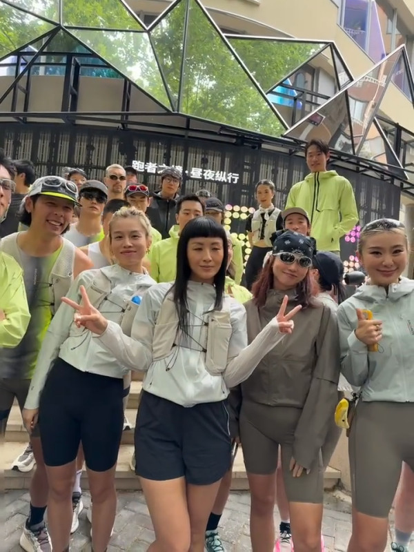 52歲時裝教母徐濠縈激罕露面曝近照！新髮型驚現少女感複製炎明熹瀏海