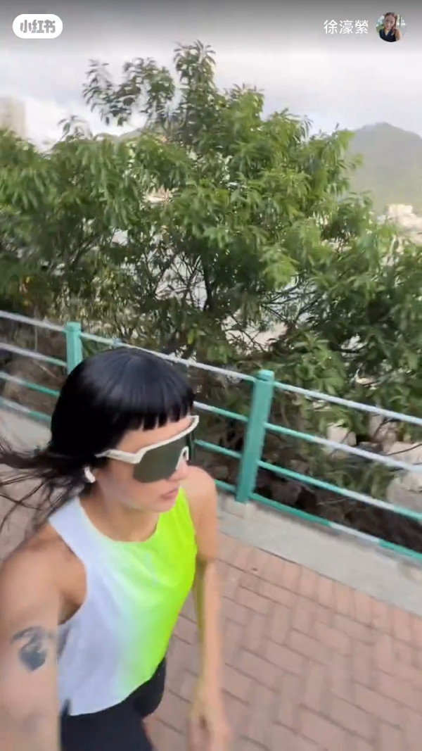 52歲時裝教母徐濠縈激罕露面曝近照！新髮型驚現少女感複製炎明熹瀏海