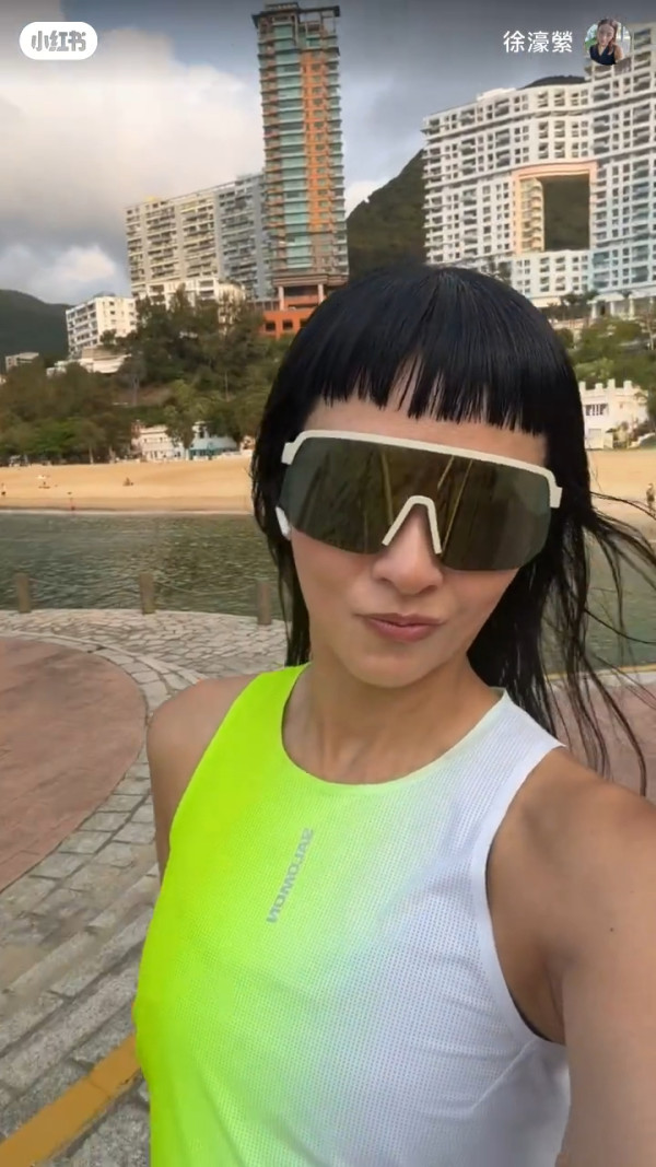 52歲時裝教母徐濠縈激罕露面曝近照！新髮型驚現少女感複製炎明熹瀏海