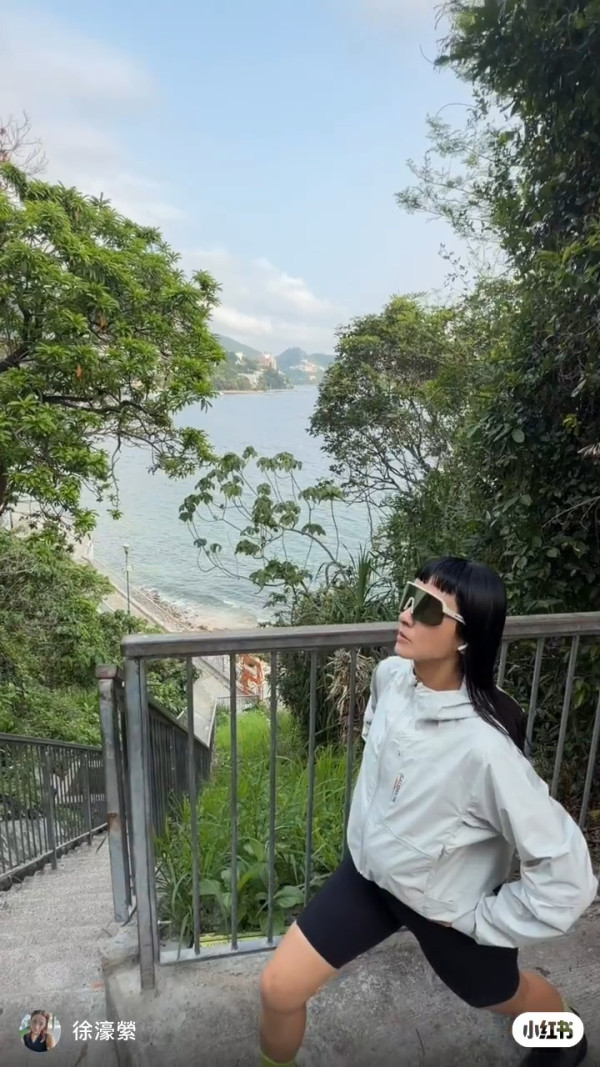 52歲時裝教母徐濠縈激罕露面曝近照！新髮型驚現少女感複製炎明熹瀏海