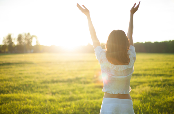 防曬｜28歲女為美白狂搽防曬 慘患「軟骨病」連咬嘢都無力！醫生警告：避陽光過龍隨時出事 附消委會6款滿分防曬推介