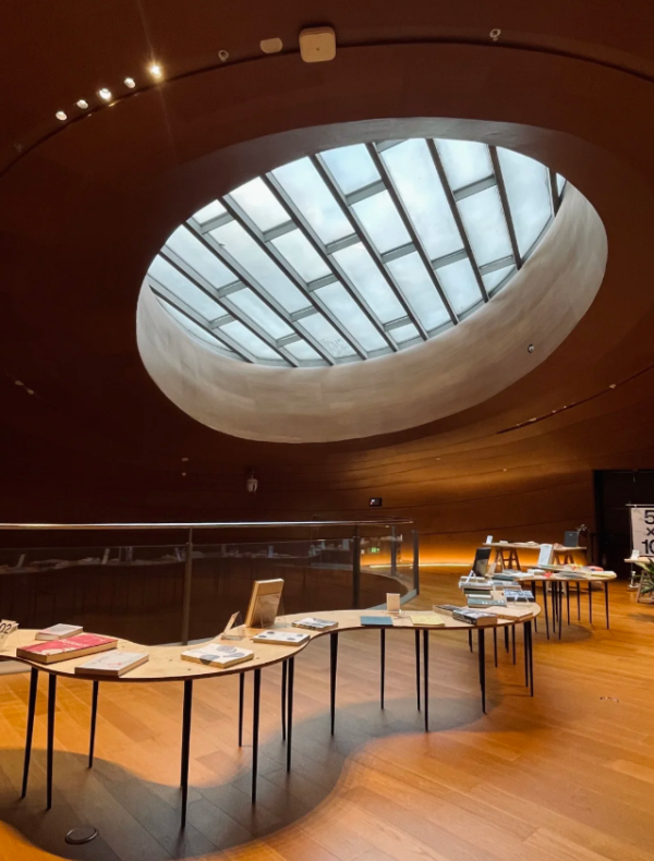 深圳南山圖書館地鐵直達！絕美木質天窗、寧靜自修區文青打卡必去 